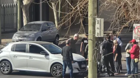 Choque en pleno centro: una motociclista terminó en el hospital