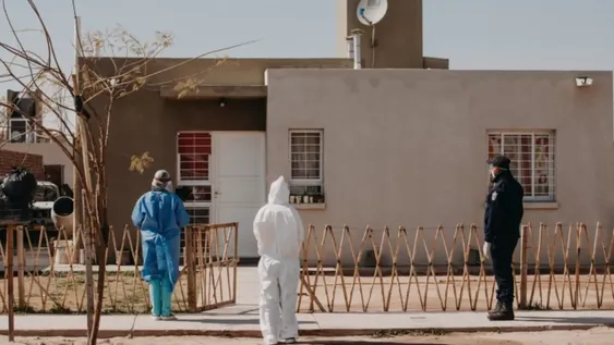 Personal de salud y policías se suman a los contagios y los casos escalan a 165