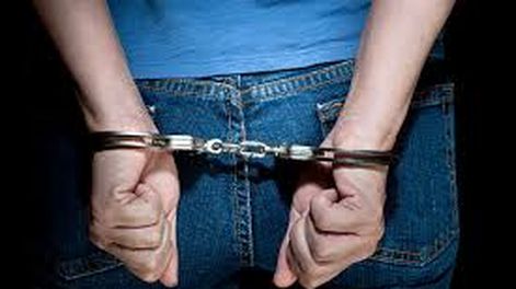 Una mujer alcoholizada persiguió a tres jóvenes y se subió arriba del capot de un auto