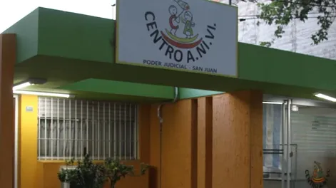 Manoseó a su hija de 14 años y le ofreció unos auriculares para que guardara silencio