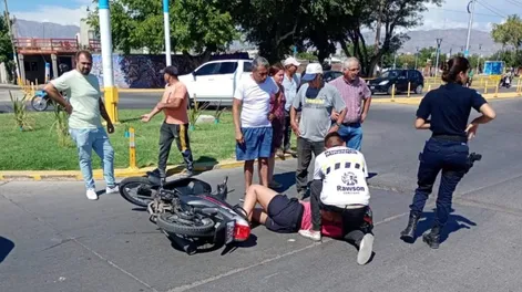 Dos motociclistas fueron hospitalizados tras protagonizar accidentes contra un auto y una camioneta