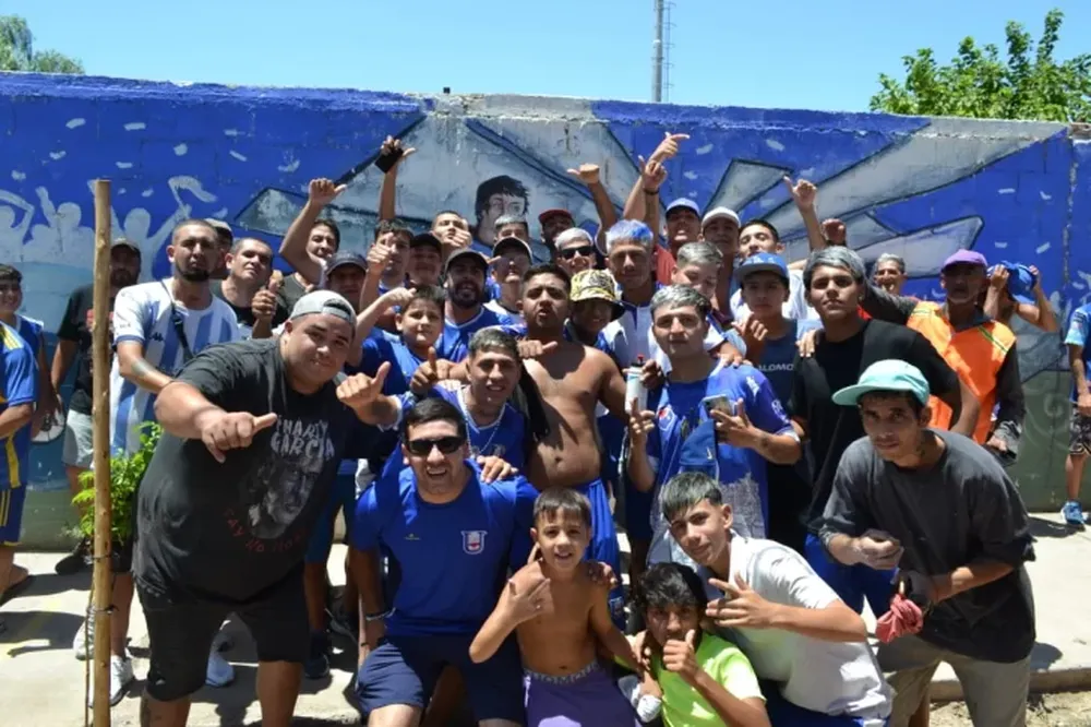 Banderazo de ilusión: los hinchas de Unión despidieron al equipo que buscará la hazaña en Mendoza