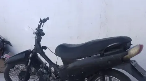 Lo quiso parar la Policía, pero se tiró a un zanjón y huyó: andaba en una moto robada