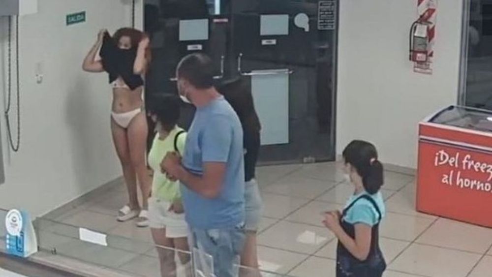 Mendoza: una mujer se sacó el vestido en una heladería para usarlo como tapaboca
