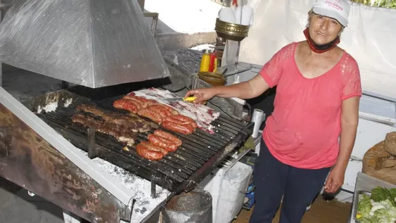 Heredó la vocación del padre y gracias a eso lleva 55 años vendiendo choripanes