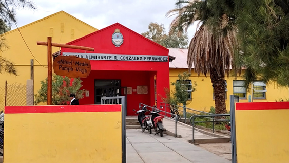 la justicia intervino en dos escuelas de jachal por las amenazas de tiroteos y los alumnos asisten con bolsas transparentes