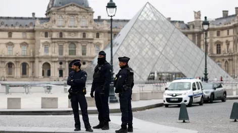 Qué se sabe del cinematográfico robo al Louvre: encontraron una de las joyas y aún buscan a los sospechosos