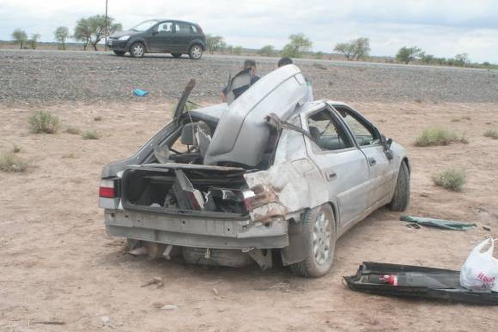 Un viajante volcó en El Encón