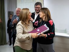 Susana Laciar haciendo entrega d ela documentación. Susana Laciar haciendo entrega d ela documentación.