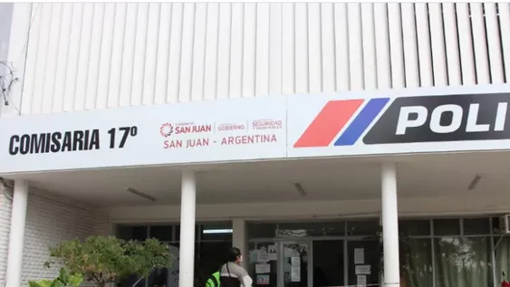 Una mujer quedó detenida por atacar a sus hijos de 19 y 24 años en plena calle