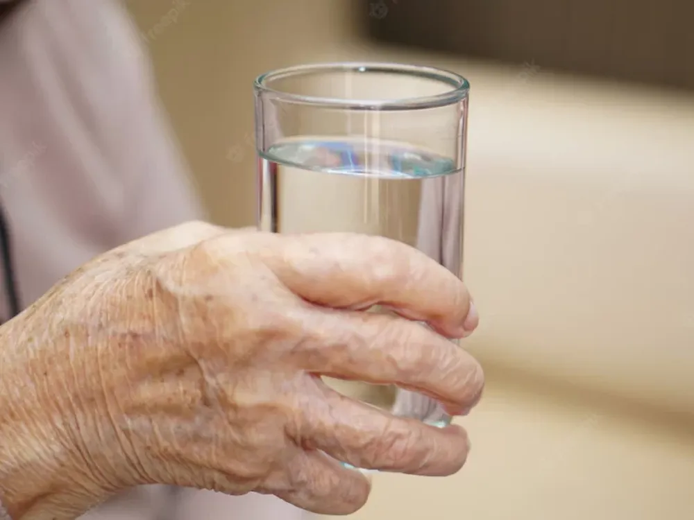 Le pidió agua a una señora de 75 años y cuando ella fue a buscarla, entró a su casa y robó