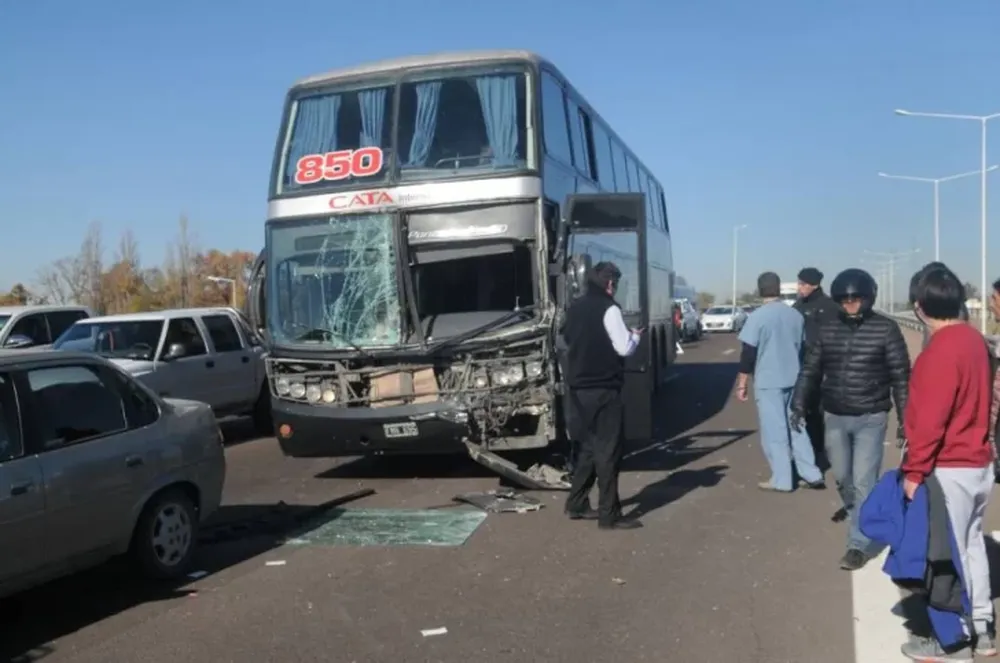 Un tanque de agua salió despedido de una camioneta y provocó un choque en cadena