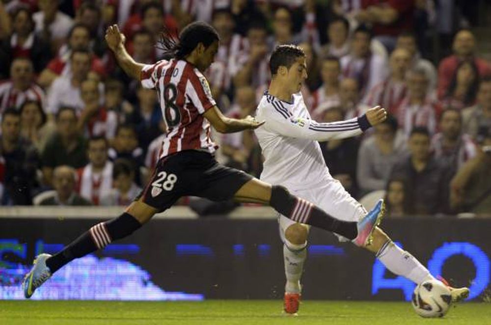 Higuaín le puso su sello  a la goleada ante Bielsa