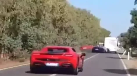 Dos personas murieron al chocar su Ferrari contra un Lamborghini y una casa rodante