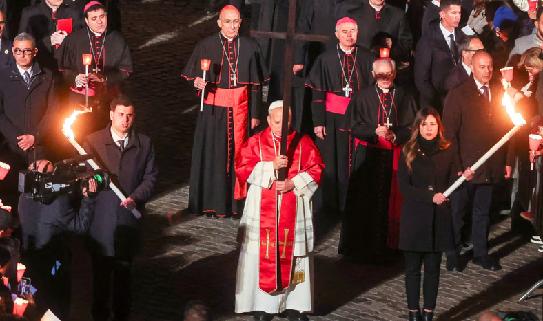 El papa León XIV durante el Vía Crucis.