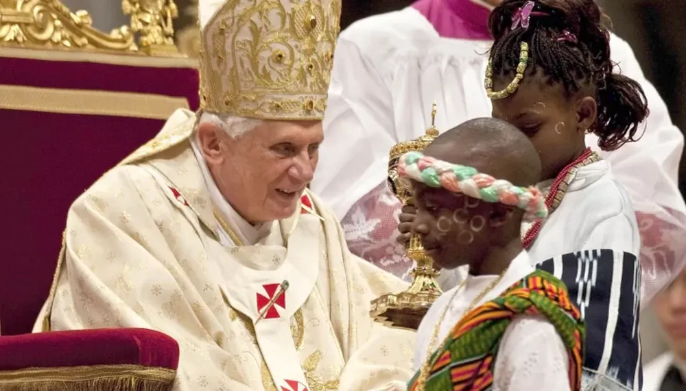 El Papa se cayó cuando una mujer se abalanzó sobre él