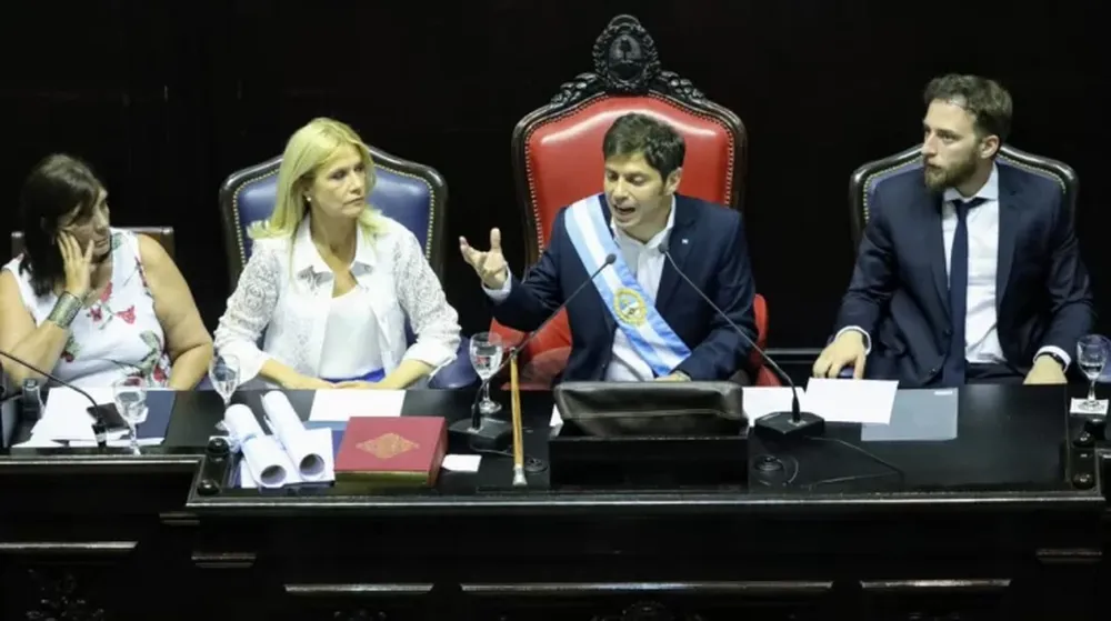 Kicillof asumió en Buenos Aires con duras críticas a Vidal