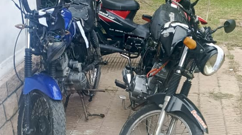 Las motos con las que fueron detenidos los dos hermanos tras una persecución policial.