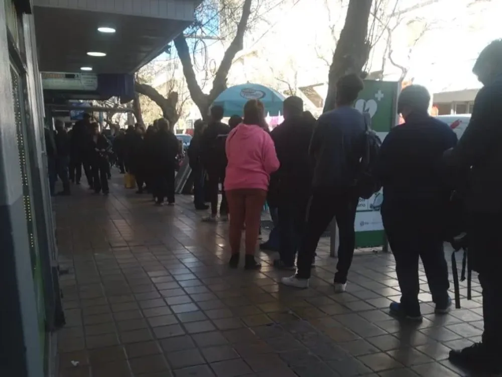 El dólar libre escaló hasta $685 en la city porteña y en San Juan se negoció a $720