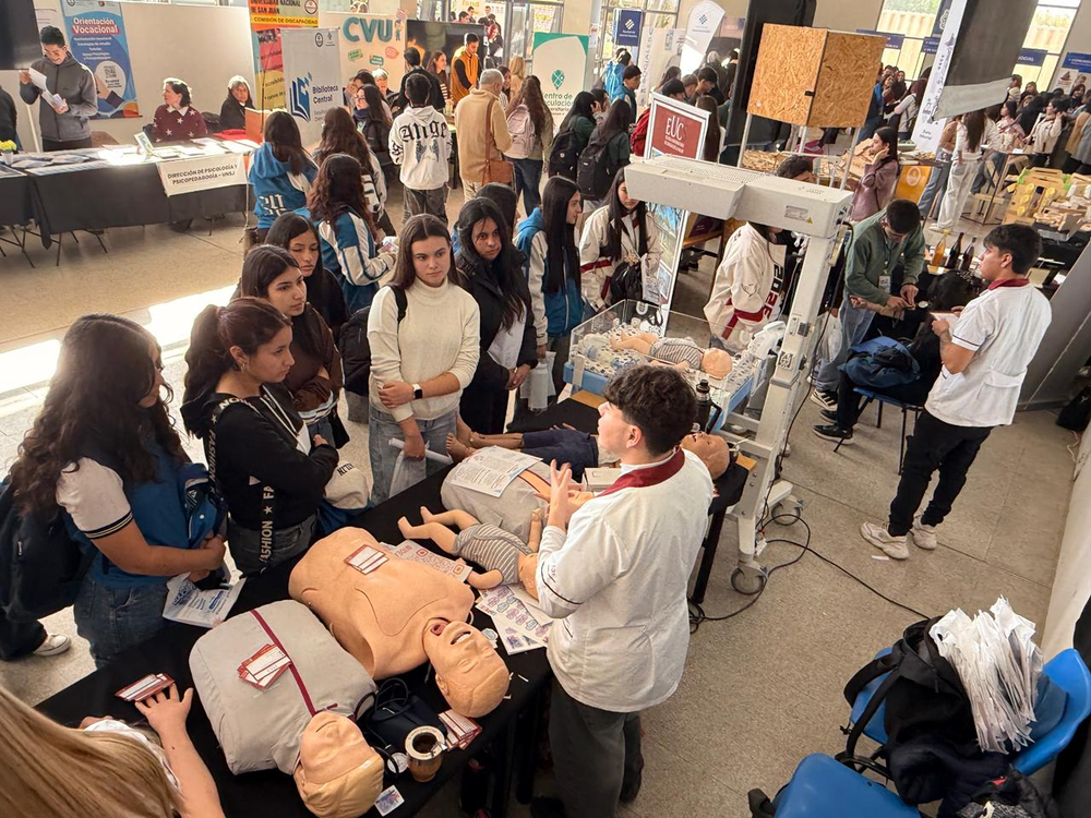 En el stand de la Escuela de Ciencias de la Salud, los chicos pueden realizar RCP y hasta controlar la presión arterial. En el stand de la Escuela de Ciencias de la Salud, los chicos pueden realizar RCP y hasta controlar la presión arterial.