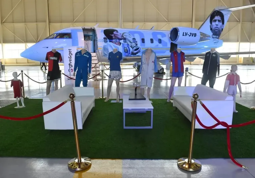 Maradona, presente en Qatar: se inauguró su Fan Fest con la presencia del avión Tango D10S
