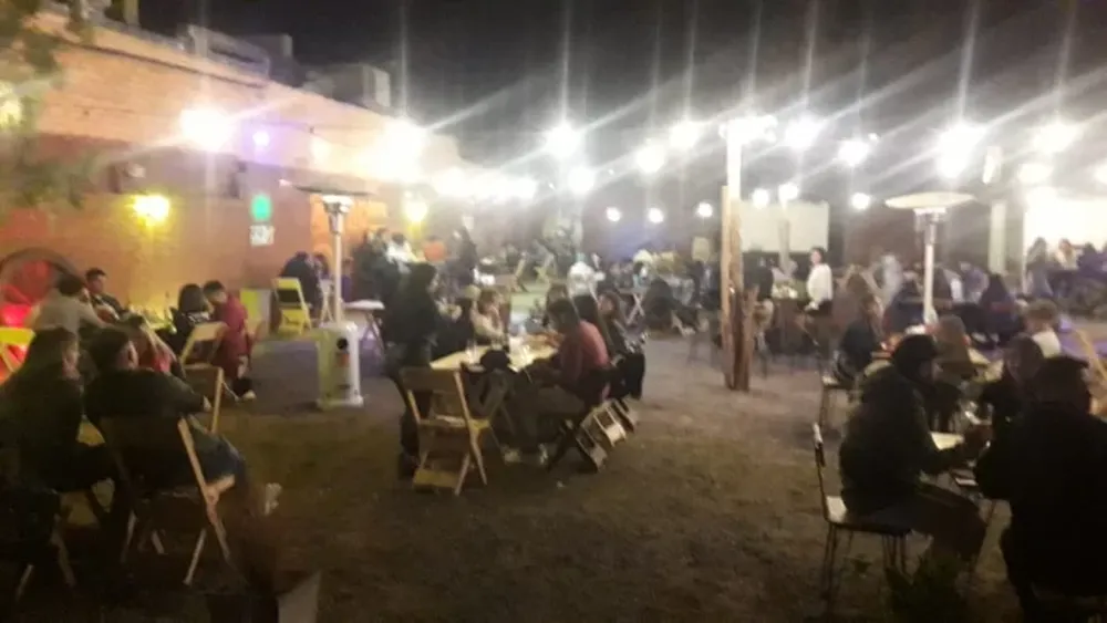 “Ese churrasco es mío”, batalla campal en un tenedor libre