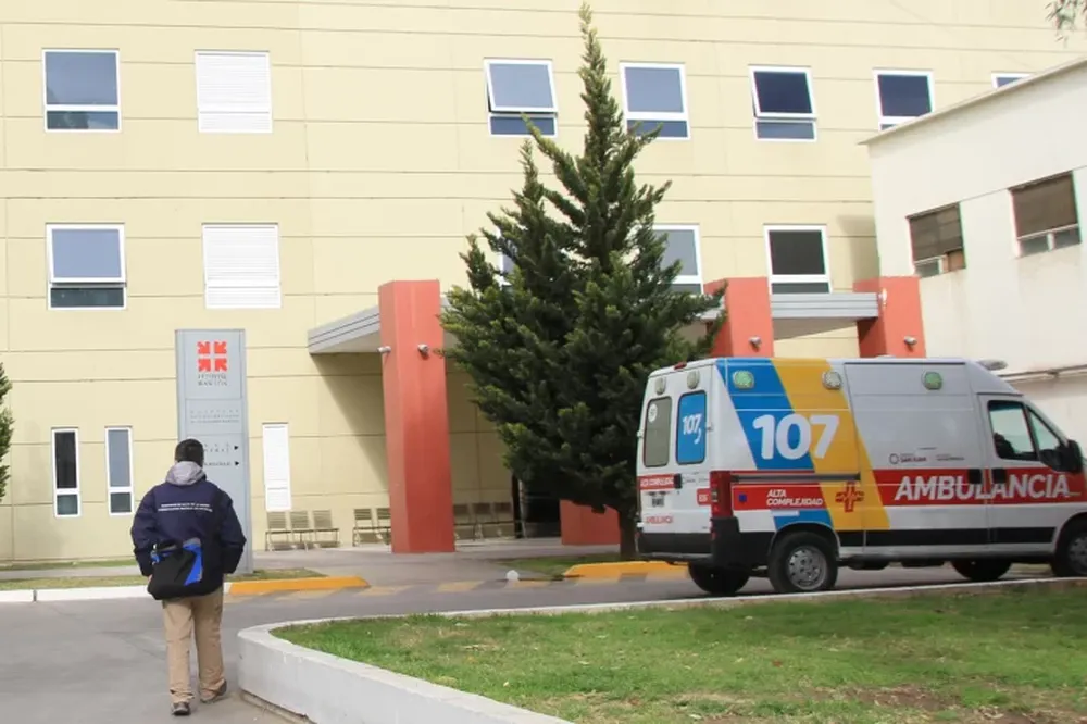 Chocó en su moto con un camión y sufrió tres fracturas