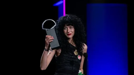 La actriz Camila Plaate recibió el galardón.