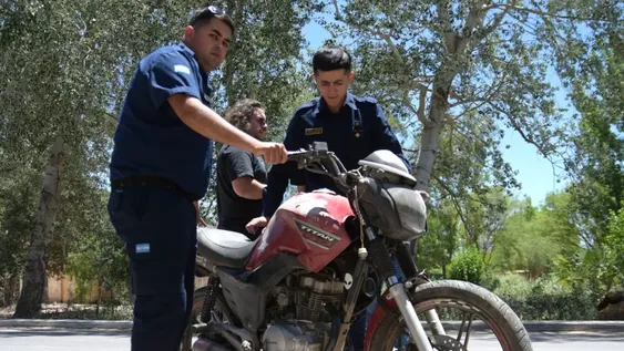 Con 14 años, sin casco y en moto ajena, sufrió una violenta caída que fue letal