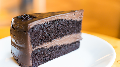 Torta de chocolate húmeda y fácil con pocos ingredientes.