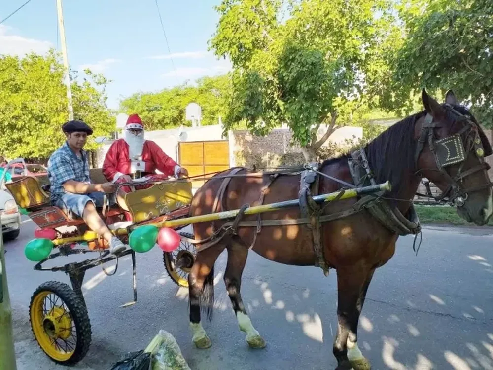 El Papá Noel de la Asociación Civil Posibilidad para Todos ya recorre las calles de Rawson para promocionar la campaña navideña solidaria.