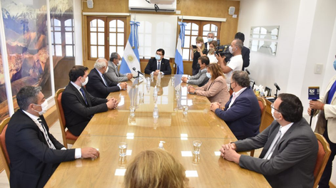 El momento de la firma de cesión en el 2022.-