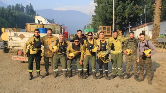Desde adentro, así es el trabajo de los bomberos sanjuaninos en Chubut: 12 horas de combate, apoyo a los nuevos y un incendio que no da tregua