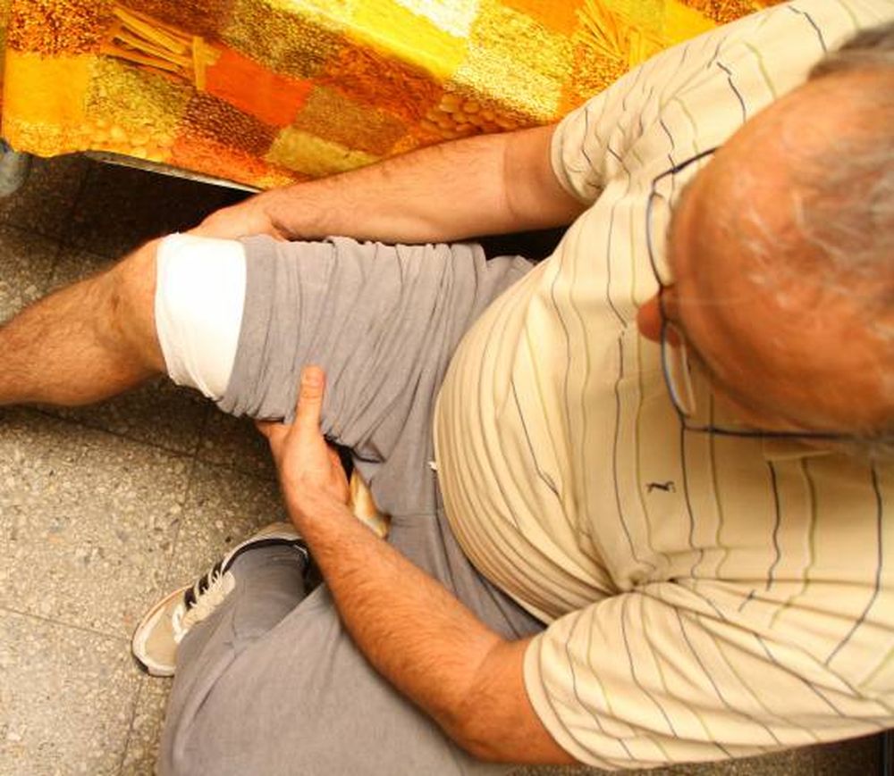 Balearon en las piernas a 2 trabajadores para robarles