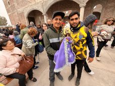 Santiago Esquivel hace 3 años que va desde Chimbas hasta Bermejo en bicicleta para participar de la procesión de San Expedito, llevando una imagen de la Virgen de Copacabana. Santiago Esquivel hace 3 años que va desde Chimbas hasta Bermejo en bicicleta para participar de la procesión de San Expedito, llevando una imagen de la Virgen de Copacabana.