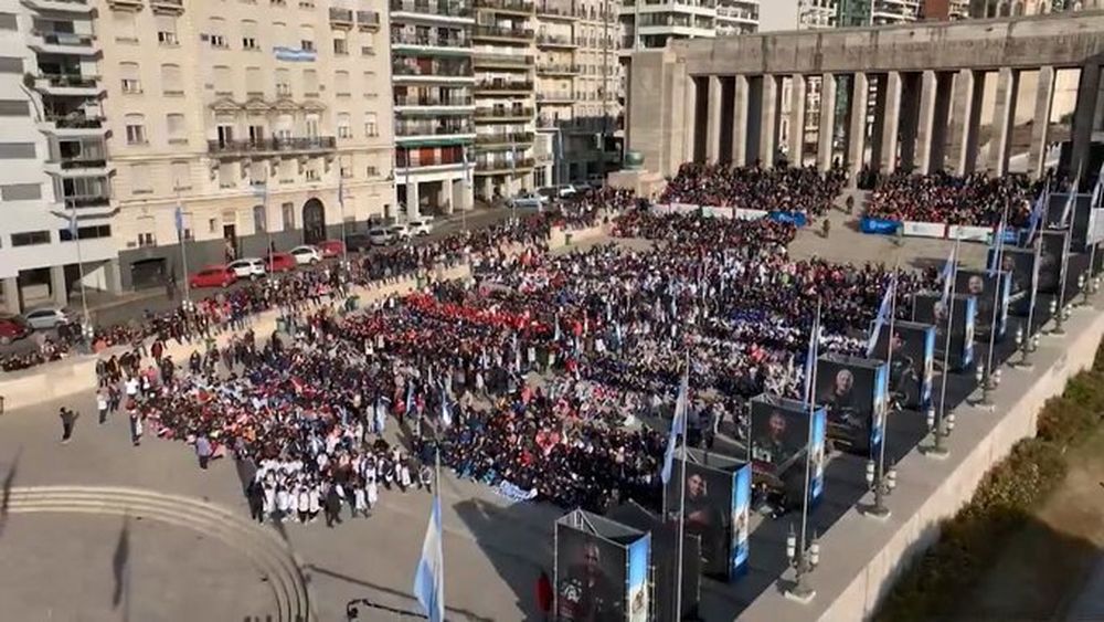 Cinco mil chicos le cantaron el feliz cumpleaños a Messi en el Monumento a la Bandera