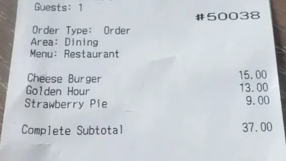 Le trajeron la cuenta, se bloqueó su tarjeta y la respuesta del restaurante se hizo viral