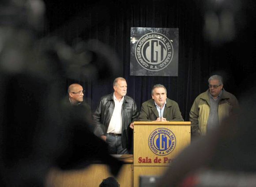 Denuncia a los Moyano y multa a camioneros