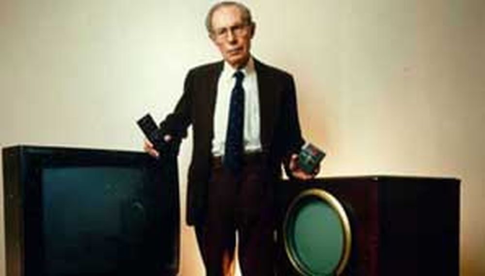 Murió Eugene Polley