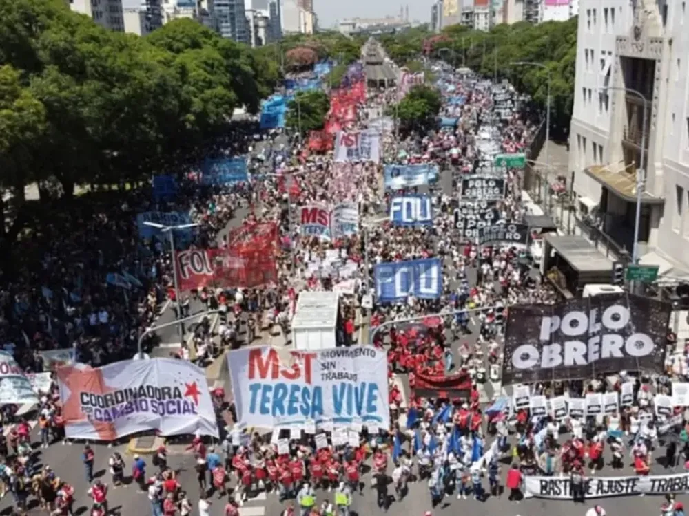 El gobierno pidió a beneficiarios de planes sociales que denuncien a quienes los obligan a ir a marchas
