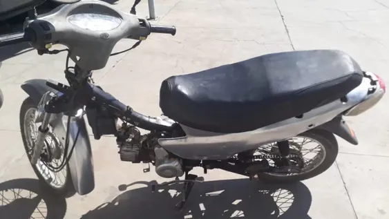 Dos motos chocaron y tres personas resultaron heridas