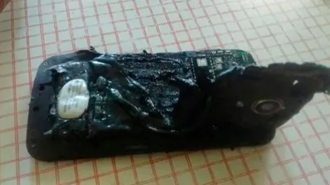 Le explotó el celular mientras dormía y sufrió quemaduras en el cuerpo
