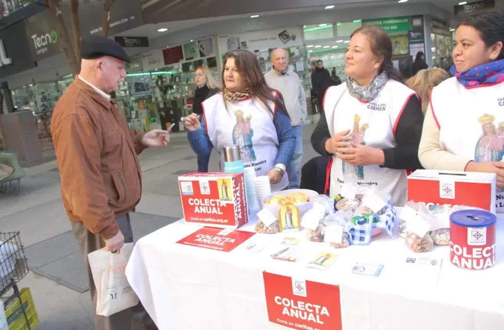 ESCENARIO. El año pasado, Caritas San Juan lanzó oficialmente la Colecta Anual en el cruce de las peatonales céntricas tal como hará el próximo 30 de mayo, en busca de la colaboración de los sanjuaninos.