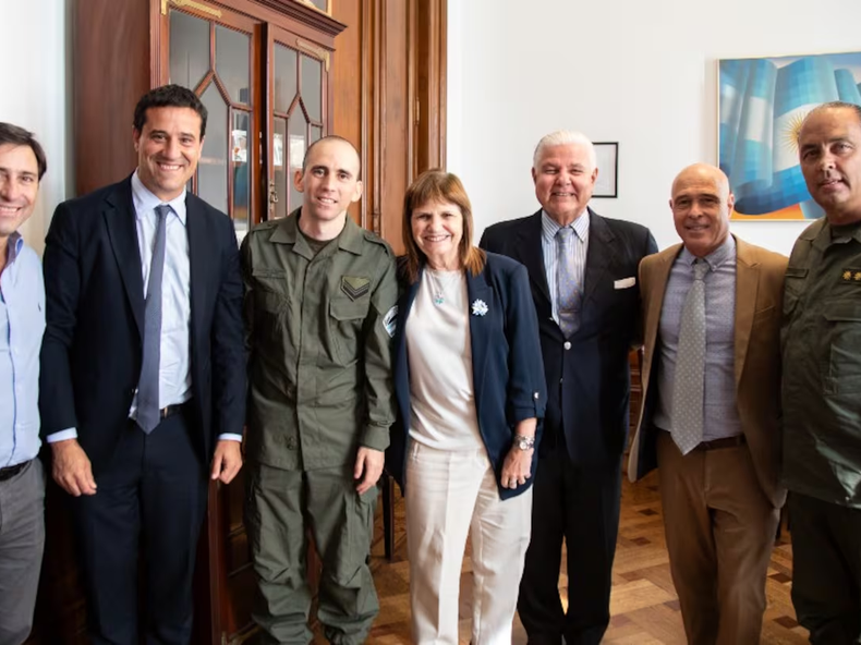 Nahuel Gallo se reunió con Patricia Bullrich y otros legisladores en el Senado. Nahuel Gallo se reunió con Patricia Bullrich y otros legisladores en el Senado.