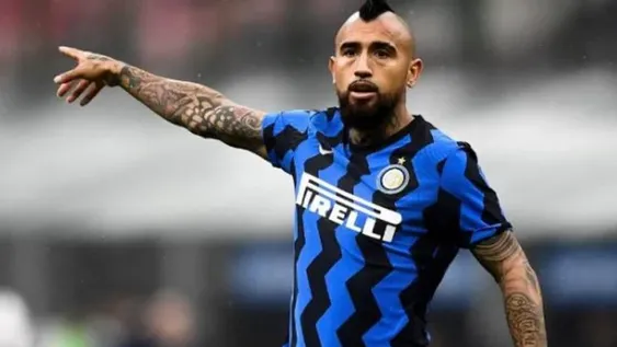 Le acomodan el trono