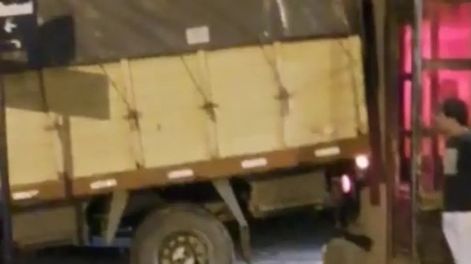 Pidió un whisky, se enojó por el precio y terminó chocando su camión contra el boliche