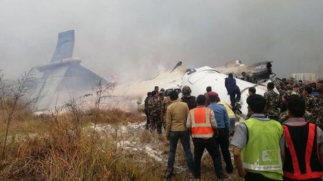 Un avión con 67 pasajeros a bordo se estrelló en el aeropuerto de Katmandú