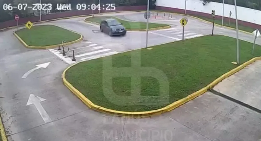 Video: una mujer terminó volcando cuando realizaba la prueba de manejo