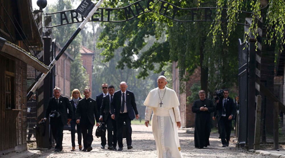 Francisco visitó Auschwitz