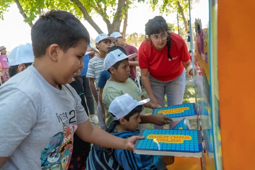 Aventura Solar es un juego interactivo y educativo que recorre las colonias de verano.
